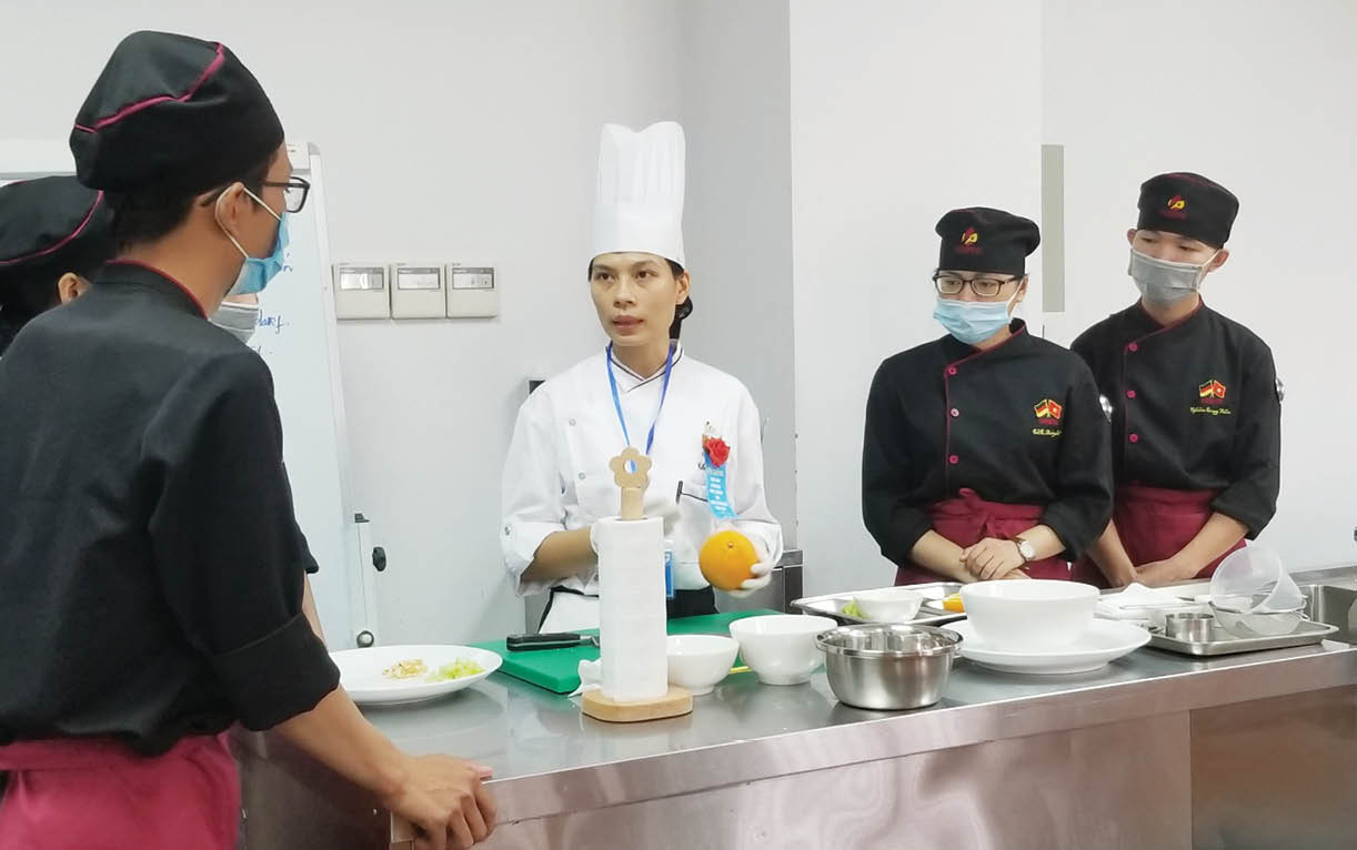 Đội ngũ phục vụ chuyên nghiệp tại Hue Cuisine & Café